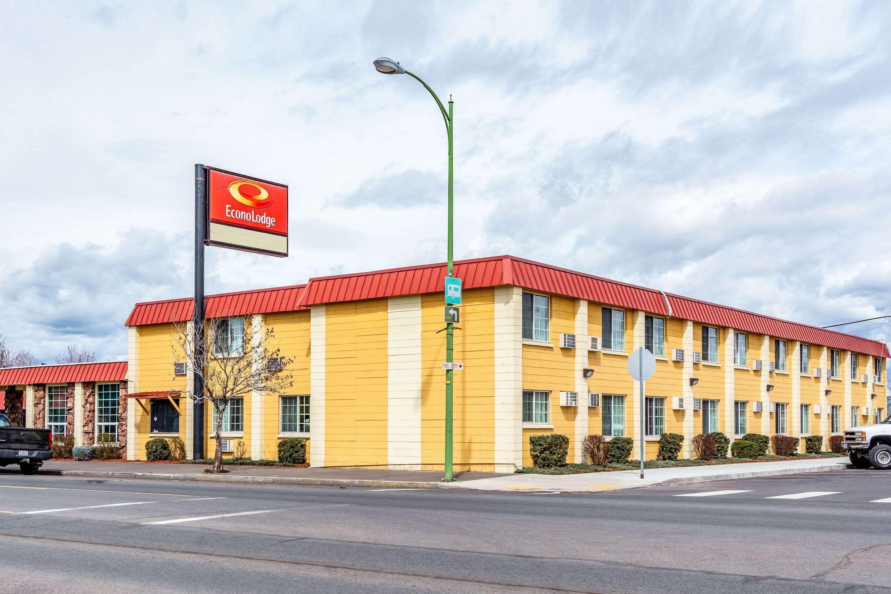 High Desert Inn Прайнвил Екстериор снимка
