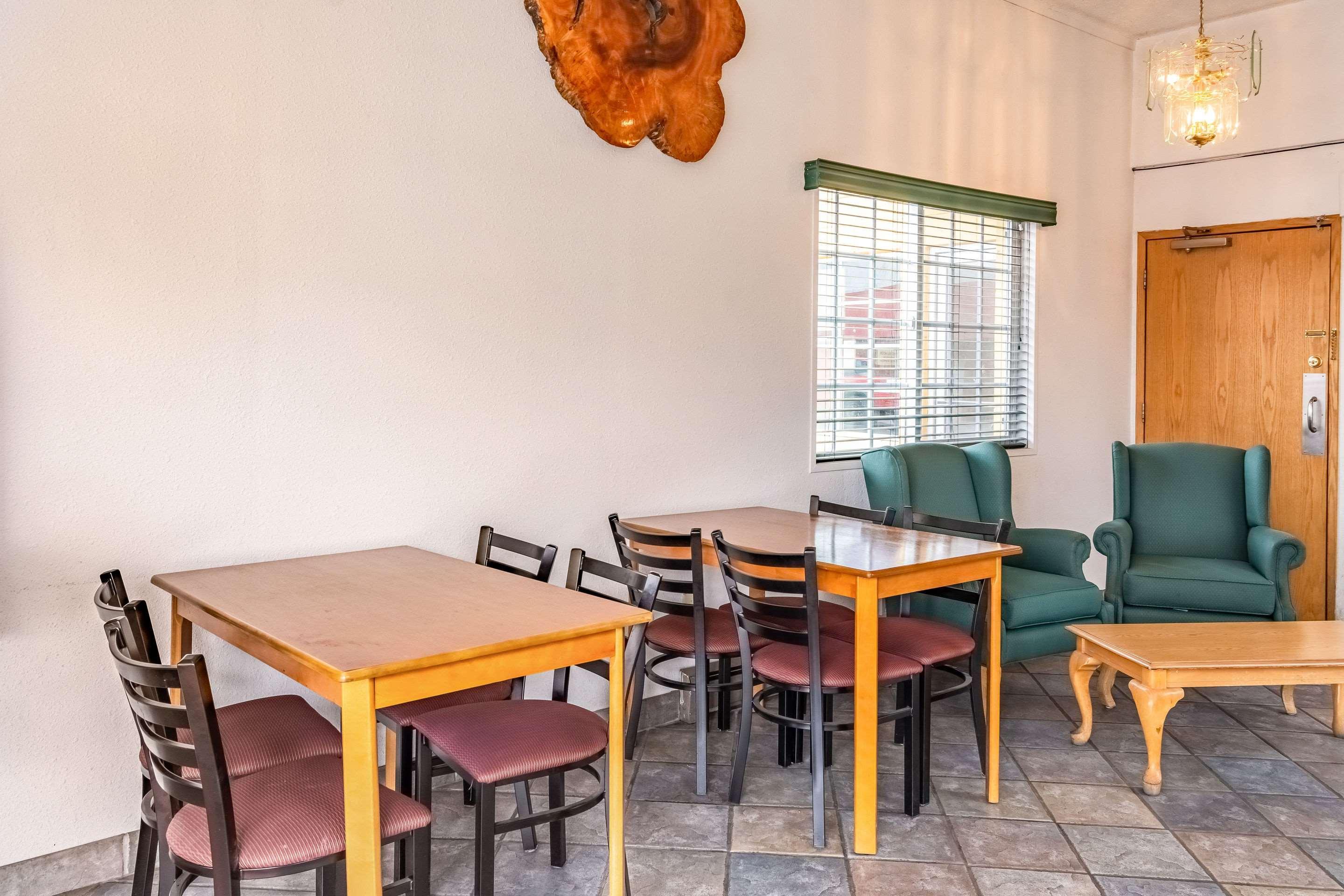 High Desert Inn Прайнвил Екстериор снимка